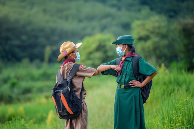 Scout asiatische Studenten tragen Uniformen und Maske