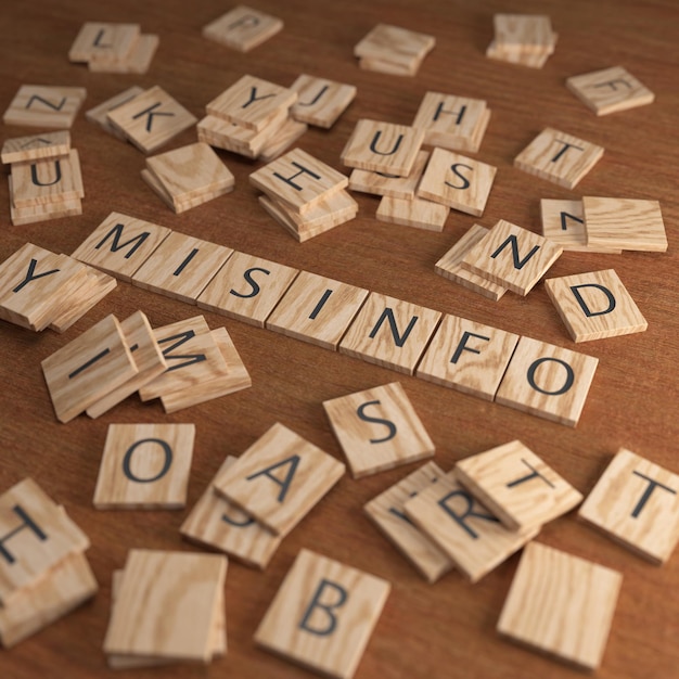 Foto scrabble-buchstaben misinfo