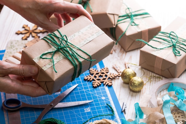 Scrapbook-Hintergrund. Weihnachten - Mädchen packt Geschenk