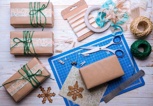 Foto scrapbook-hintergrund. weihnachten - mädchen packt geschenk