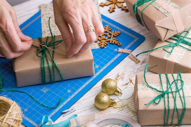 Scrapbook-Hintergrund. Weihnachten - Mädchen packt Geschenk