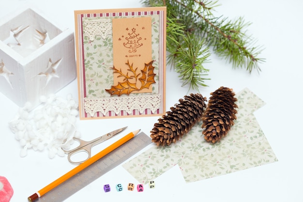 Scrapbook-Hintergrund-Weihnachtskarte und Werkzeuge mit Dekoration