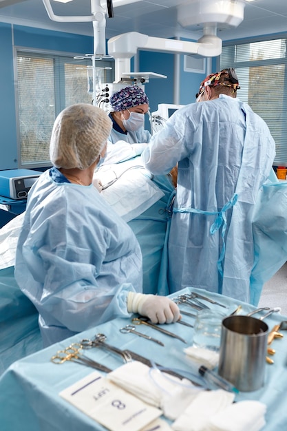 Foto scrub enfermera preparando instrumentos médicos para la operación