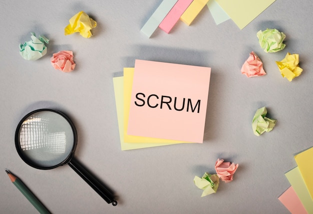 Scrum palavra em papel nota na mesa de escritório plana leigos conceito de métodos em gestão