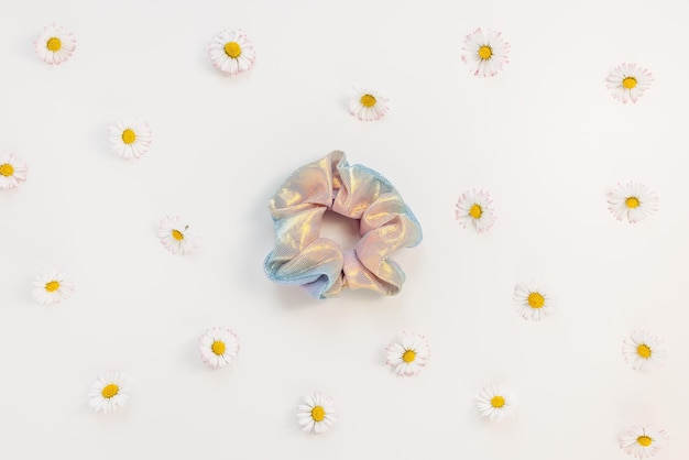 Scrunchie e flores frescas de primavera ou verão em fundo branco