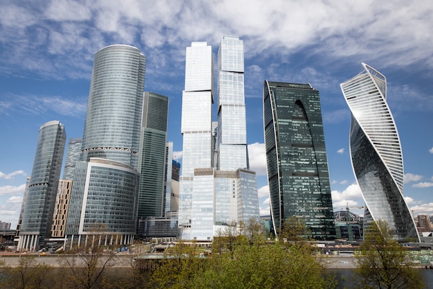 Scyscrapers de la ciudad de Moscú en Rusia bajo el cielo azul