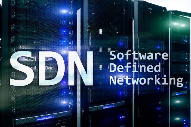 SDN-Software definiertes Netzwerkkonzept auf modernem Serverraumhintergrund