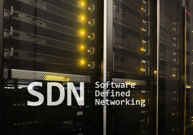 SDN-Software definiertes Netzwerkkonzept auf modernem Serverraumhintergrund