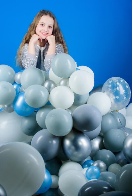 Se divertindo Festa temática de balões Menina brinca com balões de ar Festa de aniversário Dia das crianças Infância despreocupada Todos aqueles balões para mim Luz como balões de ar Felicidade emoções positivas