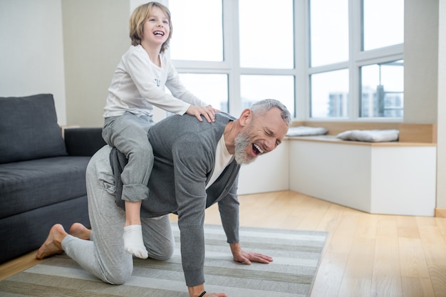 Se divertindo. Pai e filhos se divertindo em casa e parecendo animados