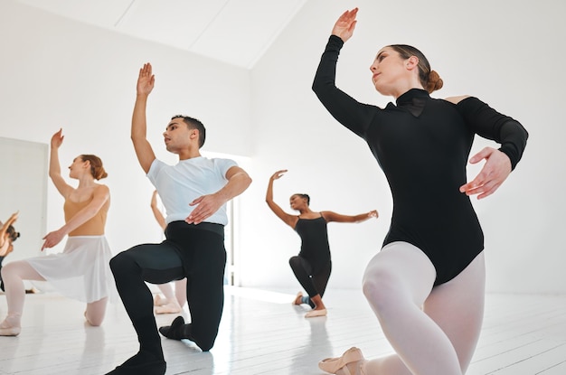 Sé dueño de la habitación. Toma de un grupo de jóvenes bailarines de ballet practicando su rutina en un estudio de baile.