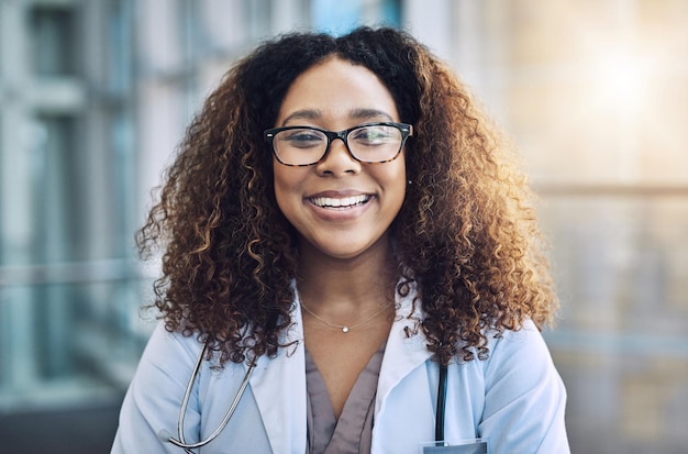 Sé por experiencia que la felicidad es la mejor medicina Retrato de una doctora de pie en un hospital