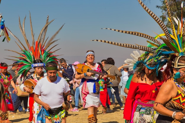 SeÃƒÂ ± or Del Sacromonte Amecameca - 27 de febrero de 2020: bailarina caracterizada con trajes prehispánicos en el Parque nacional Sacromonte