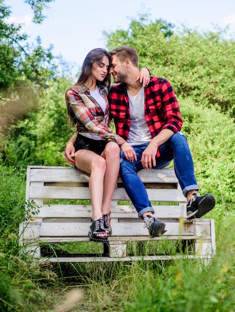 Sé feliz feliz día de san valentín campamento de verano en el bosque familia rancho fin de semana cita romántica pareja relajarse al aire libre en un banco Amor beso pareja enamorada Moda a cuadros hombre con chica en el parque