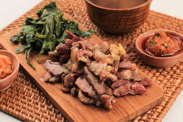 Se'i Sapi ou Beef Sei é a carne defumada tradicional da Indonésia, servida com folhas de mandioca cozidas e Sambal Luat ou Sambal Matah. Comida típica de Nusa Tenggara, Indonésia