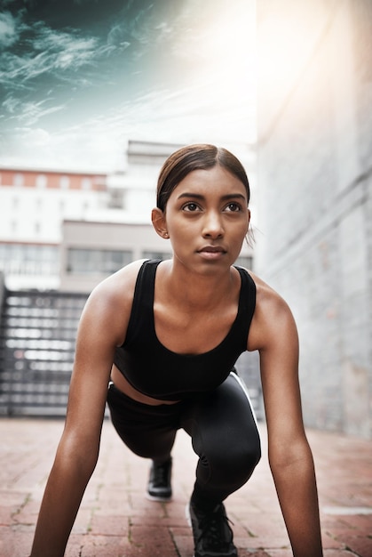 Sé tu mejor competidor Foto de una joven deportista haciendo ejercicio al aire libre