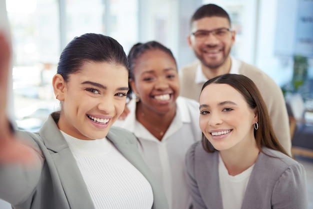 Se vocês podem rir juntos, podem trabalhar juntos Foto de um grupo de colegas tirando uma selfie