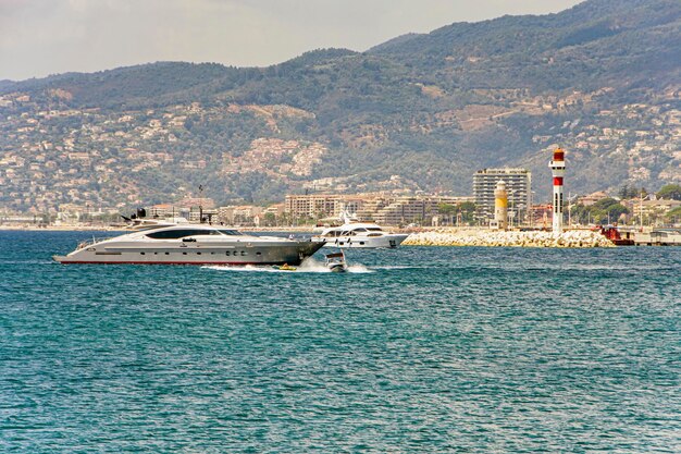 Sea Bay Marina mit Yachten und Booten in Cannes