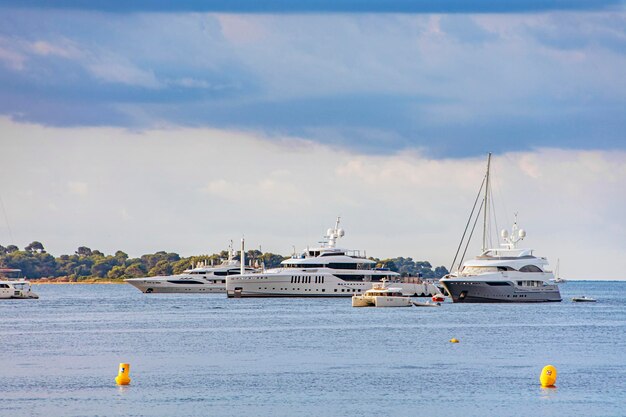 Sea Bay Marina mit Yachten und Booten in Cannes