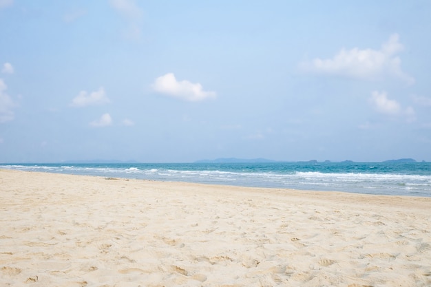 Sea Beach und blauer Himmel Hintergrund