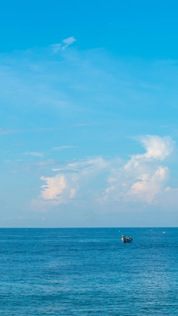 Sea Sky Cumulus Cloud Landschaftsansicht Hintergrund Ruhiges Wasser allein Fischerboot Zielzielfortschrittskonzept