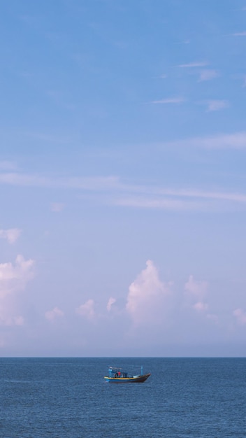 Sea Sky Cumulus Cloud Landschaftsansicht Hintergrund Ruhiges Wasser allein Fischerboot Zielzielfortschrittskonzept