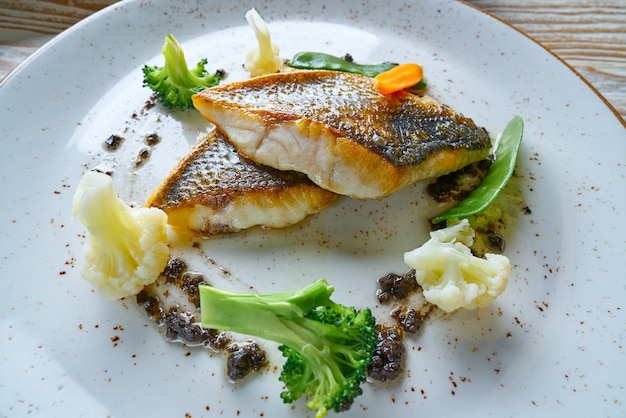 Seabass robalo com legumes salteados