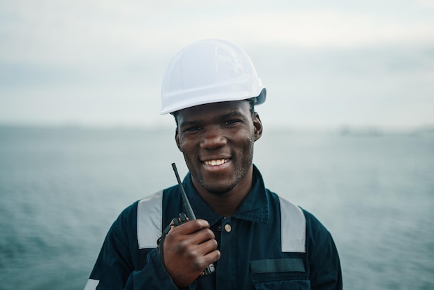 Seaman ab oder Bootsmann an Deck des Schiffes oder Schiffes lächelnd