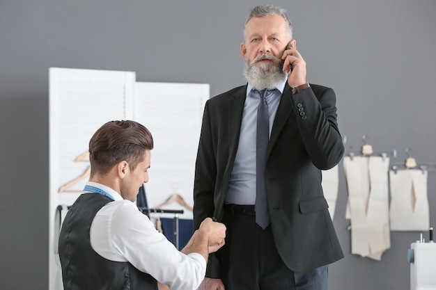 Seamster sastrería traje formal para hombre de negocios en atelier