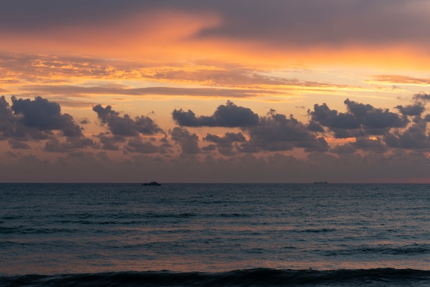 Foto seascape à noite ao pôr do sol.