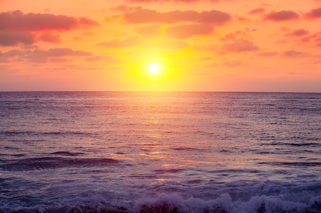 Seascape à noite durante o pôr do sol