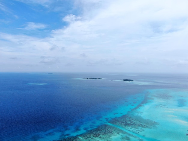 Seascape azul das ilhas Maldivas com céu nublado