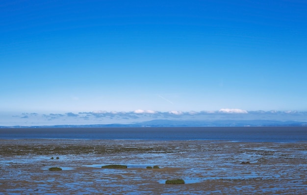 Seascape azul na maré baixa