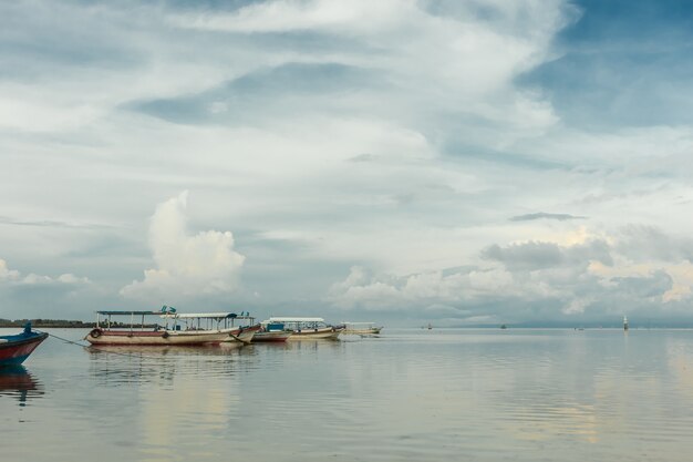 Seascape Boats auf ruhigen Wasserlandschaftswolken