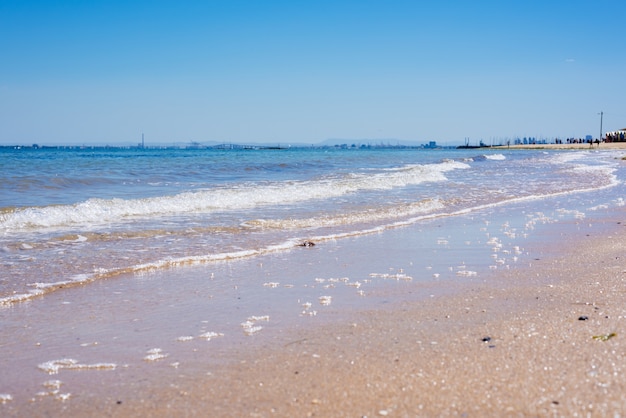 Seascape: cielo azul, océano y playa hermosa.