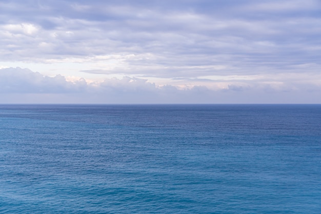 Seascape com horizonte do mar e quase claro céu azul profundo, fundo, copie o espaço