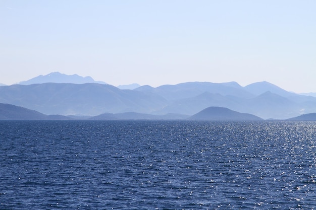 Seascape com montanhas no horizonte