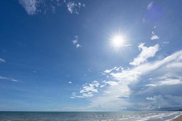 Seascape com nuvens e fundo de céu azul