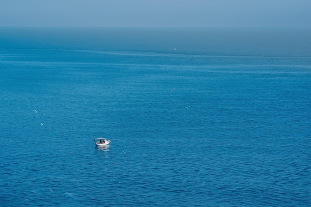 Seascape com um barco de pesca solitário vista de cima