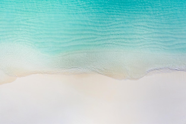 Seascape de verão belas ondas água do mar azul em dia ensolarado vista superior do drone vista aérea do mar