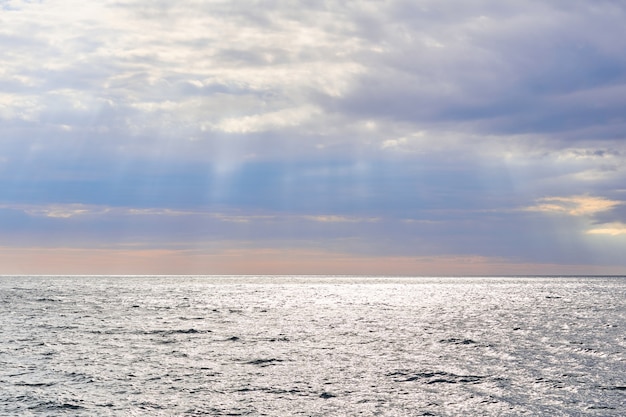 Seascape - die Sonnenstrahlen scheinen auf das Wintermeer unter bewölktem Himmel