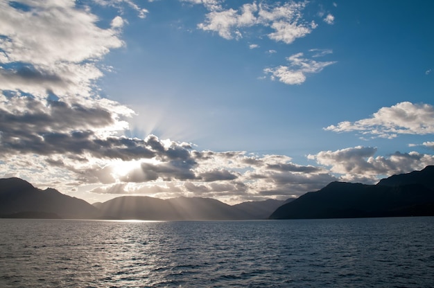 Seascape do fiorde de Milford Sound e a colina na Nova Zelândia