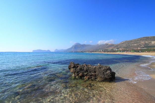 Seascape do litoral com montanhas distantes Falasarna Creta