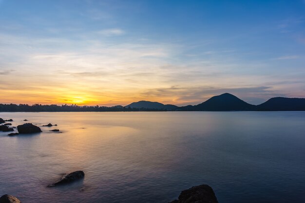 Seascape do nascer do sol em Chonburi, Tailândia