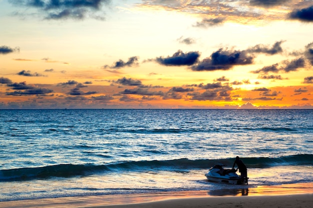 Seascape do por do sol da praia