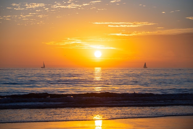 Seascape dourado nascer do sol sobre o mar Paisagem natural Linda cor laranja e amarela no pôr do sol do oceano Seascape com céu dourado e nuvens