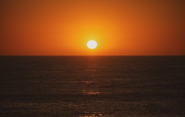 Seascape dourado nascer do sol sobre o mar Paisagem natural Linda cor laranja e amarela no pôr do sol do oceano Seascape com céu dourado e nuvens