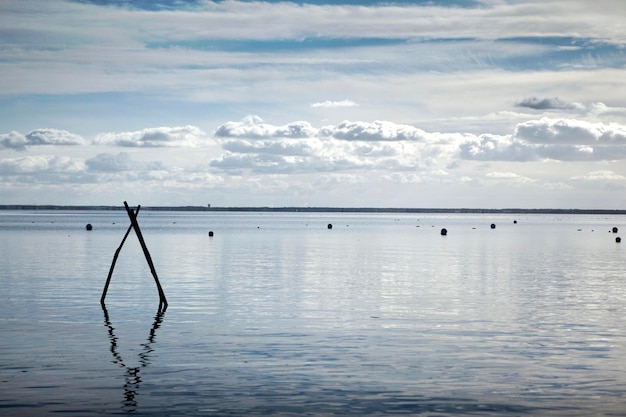 Seascape e céu nublado