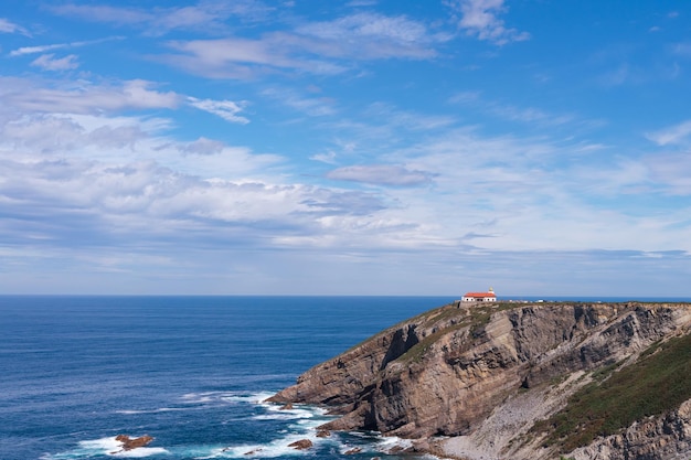 Seascape em Cabo Vidio. Cudillero, Astúrias. Copie o espaço. Vistas da costa das Astúrias com farol ao fundo.