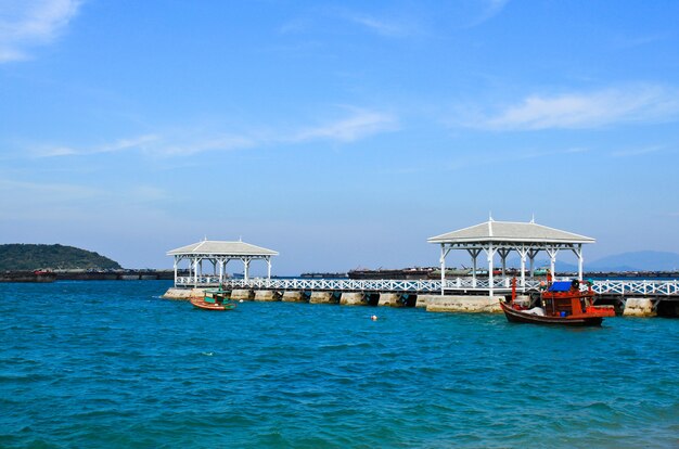 Seascape em koh srichang com uma longa ponte